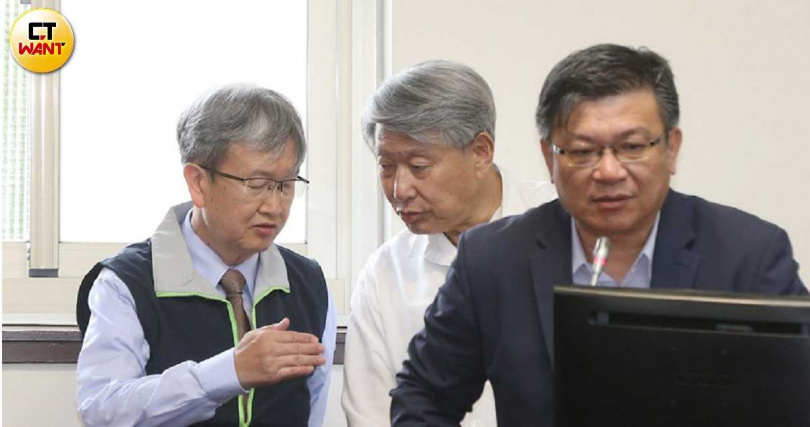 台電董事長曾文生(右)預告將以特別預算加速電桿地下化方案。中為已請辭待命的經濟部長郭智輝、左為台電總經理王耀庭。(圖/趙世勳攝)