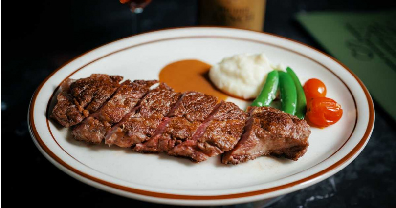 主菜「經典雅室牛排」。（圖／雅室牛排提供）