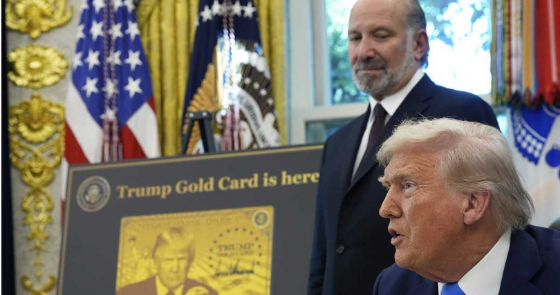 川普同時推出「黃金卡」方案,支付100萬美元可加快簽證審理。
