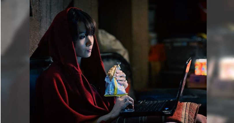 談善言在《搗破法蘭克》中變身成為作風離經叛道的女劫匪。（圖／華映娛樂提供）