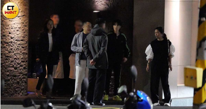 蕭敬騰和太太Summer曾被本刊直擊開心地和「殯葬天王」李世聰、「長笛公主」賴英里一起用餐。（圖／本刊攝影組）