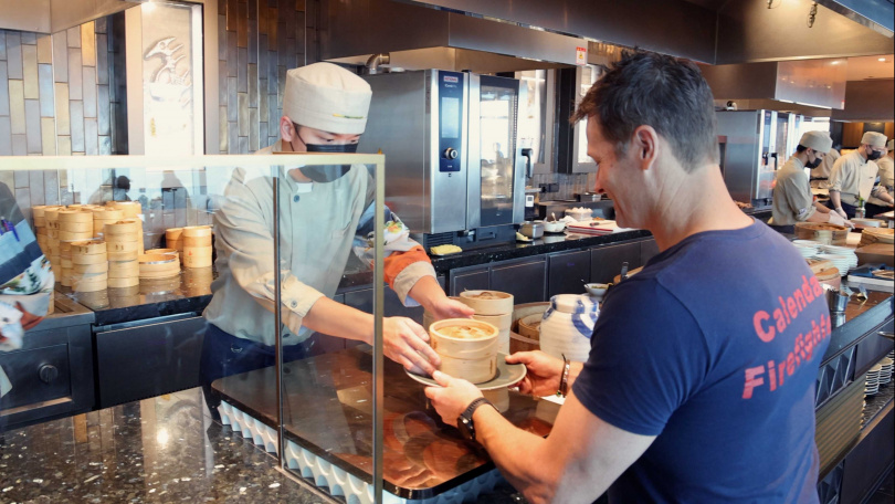 「饗 A Joy」 招牌料理「小籠湯包」以極薄麵皮包裹香嫩多汁的內餡著名吸引澳洲猛將搶先品嚐。 (圖/饗賓集團提供)