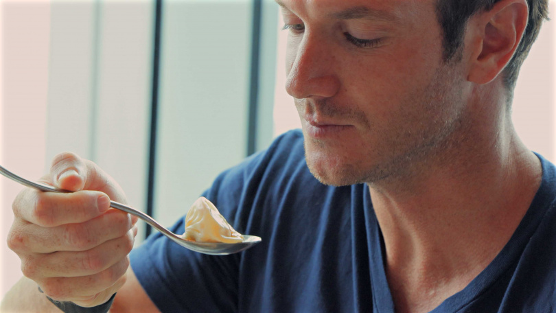 澳洲公益消防猛將首嚐「饗 A Joy」招牌料理「小籠湯包」,忙向服務員學用筷子。 (圖/饗賓集團提供)