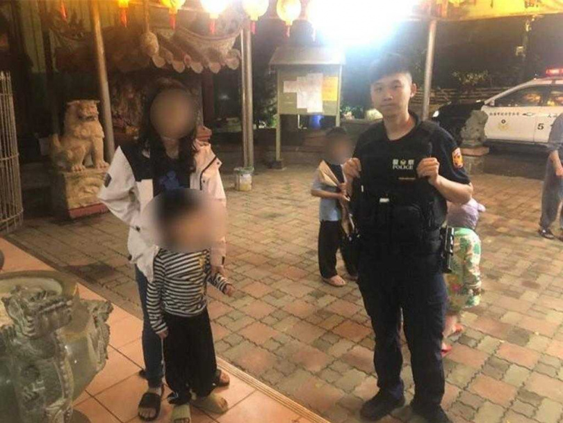 桃園市觀音區1名4歲男童，3日晚間趁著家人不注意時偷跑出門，家人發現男童不見，外出搜尋未果急忙報警求助，大園警分局警方隨即調閱周邊監視器並結合當地巡守隊前往尋人，總算在一間宮廟旁的樹下找到哭泣的男童，將他平安交回媽媽的手中。（圖／大園警分局提供）
