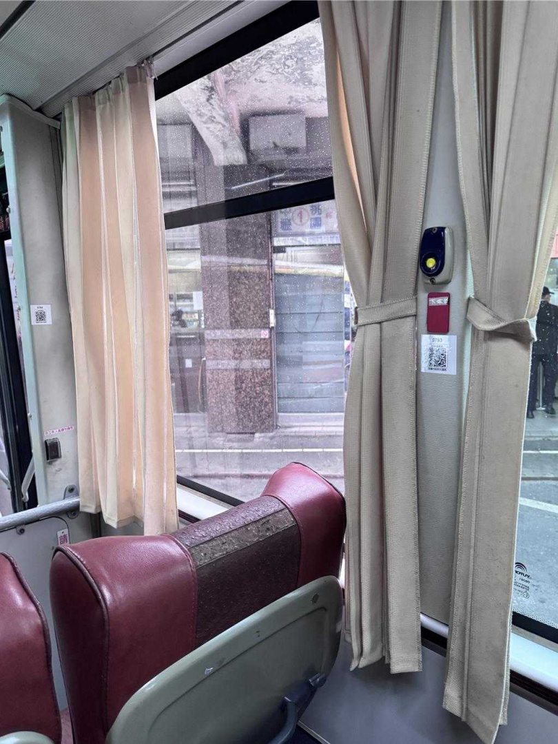 桃園將於年底前在所有公車上貼QRcode，手機一掃就能通報反映司機缺失，也會派出祕密客，建立司機汰換制。（圖／交通局提供）