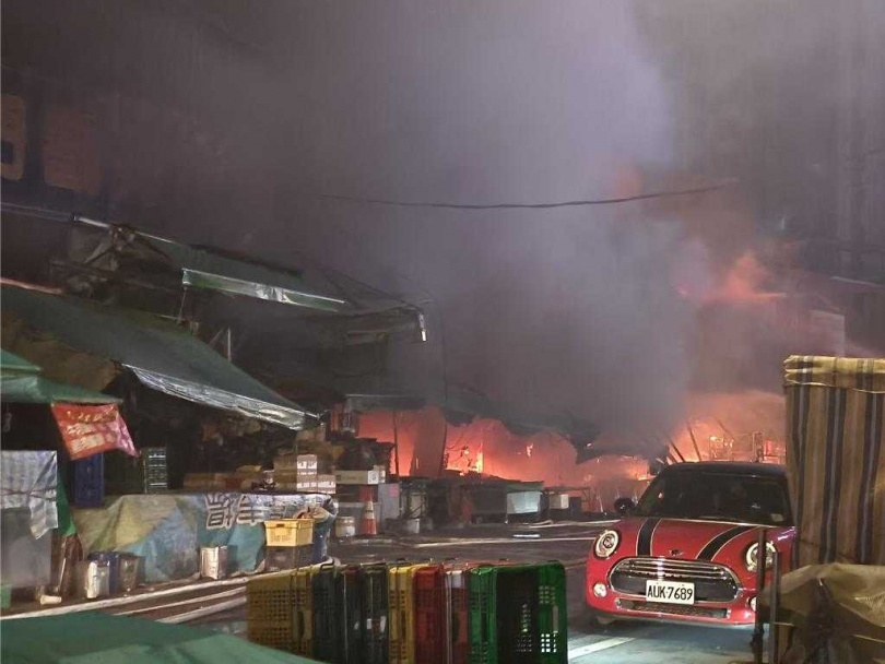 桃園桃園區南門市場今天晚間發生火警,桃園市消防局21時36分獲報趕往現場,已有2人自行逃生,是否還有無人員受困、內部狀況待查。目前消防人員持續灑水搶救,現場因疑似有瓦斯、電線等,爆炸聲響不斷。(圖/中國時報賴佑維攝)