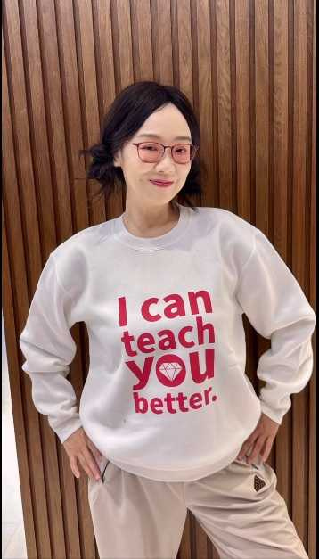 徐薇近期在她的商城賣起大學T。（圖／翻攝自徐薇臉書）