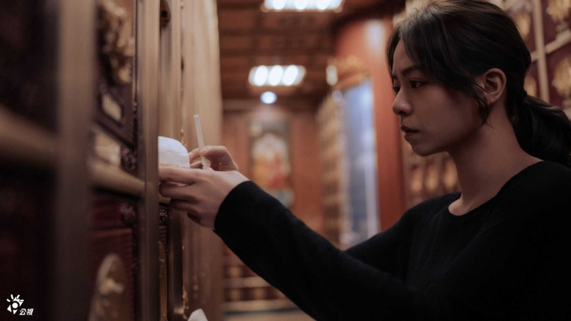 《人浮於愛》宋芸樺到靈骨塔探望母親忍不住情緒潰堤（圖／公共電視、台灣大哥大MyVideo）