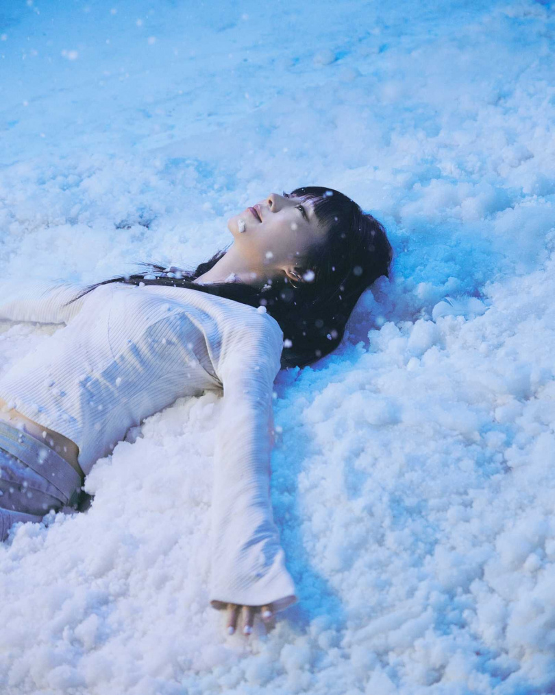 白安看到雪堆瞬間找回童心。(圖/相信音樂提供)