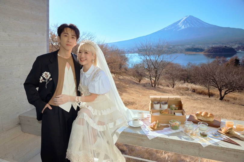 陳漢典、Lulu在跨年工作最忙碌之際,親手將喜帖一一寄出。(圖/天地合娛樂提供)