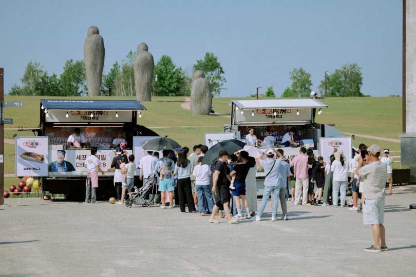 《廚師的迫降:客家廚房2》在位於南北韓邊界的「臨津閣和平世界公園」,展開首場戶外餐車對決。(圖/客家電視台提供)