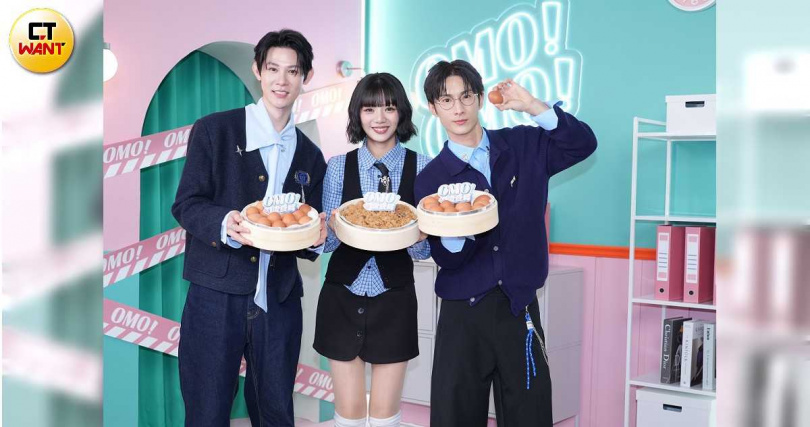 夏和熙、阿本、木木主持《OMO調查局》，14日慶祝節目開播滿月。（圖／常朝貴攝）