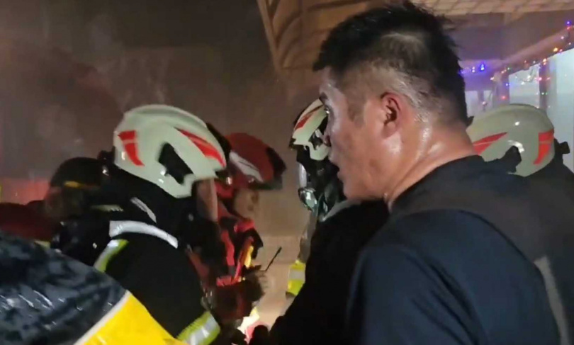 仁愛分隊小隊長詹能傑三度進入火場救人,因吸入大量濃煙不幸殉職。(圖/翻攝畫面)