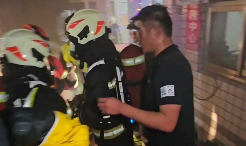 仁愛分隊小隊長詹能傑三度進入火場救人,因吸入大量濃煙不幸殉職。(圖/翻攝畫面)