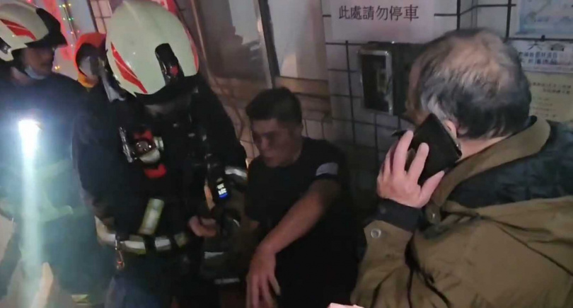 仁愛分隊小隊長詹能傑三度進入火場救人,因吸入大量濃煙不幸殉職。(圖/翻攝畫面)