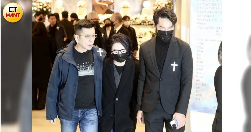 陳子鴻、陶晶瑩與李李仁夫婦也身穿黑衣到場弔唁。（圖／侯世駿攝）