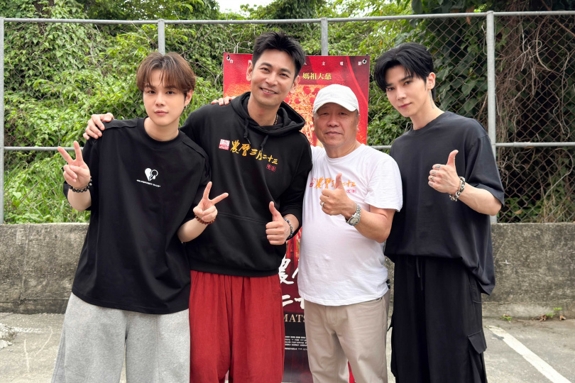 畢書盡、郭家瑋與電影男主角楊子儀都在場發放應援物。（圖／索尼音樂提供）