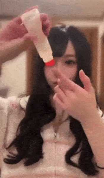 日本女偶像おめめ教網友用膠水固定瀏海，意外遭到廠商發聲警告，呼籲正確使用產品。（圖／翻攝自X／おめめ）