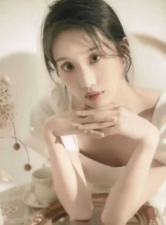 31歲的大陸正妹莊瑤瑤罹患罕病，需仰賴輪椅代步。（圖／翻攝自微博）