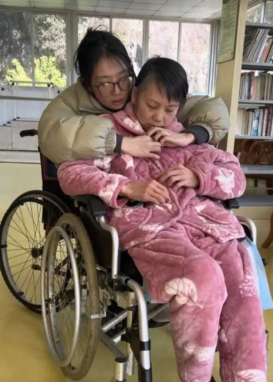 31歲的大陸正妹莊瑤瑤罹患罕病，需仰賴輪椅代步。（圖／翻攝自微博）