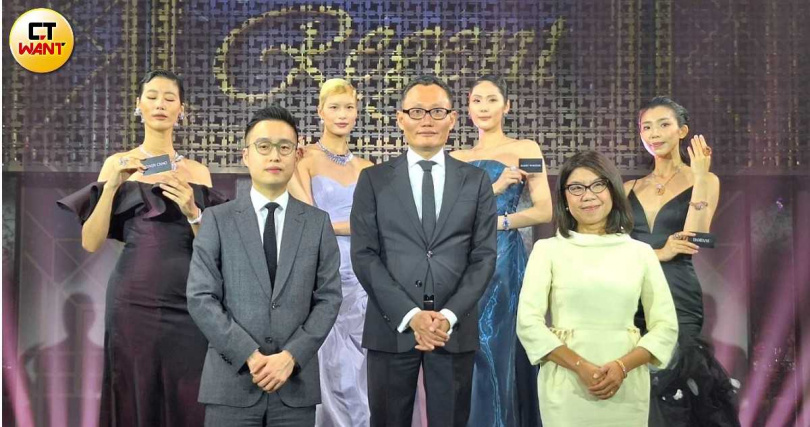 台北晶華酒店總經理吳偉正（中）、麗晶精品協理游博同（左）預估，麗晶精品全年營業額將突破90億元。（圖／林榮芳攝）