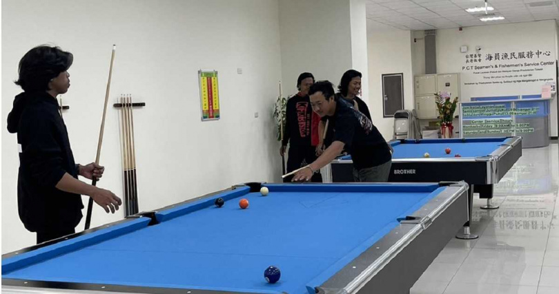前鎮漁港船員會館設置撞球等休閒設施,提供外籍船員返港後放鬆休憩。(圖/高雄區漁會提供)