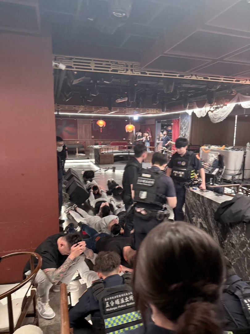 警方抵達現場後,砸店的犯嫌異常冷靜在現場配合警方,顯有預謀的感覺。(圖/警方提供)