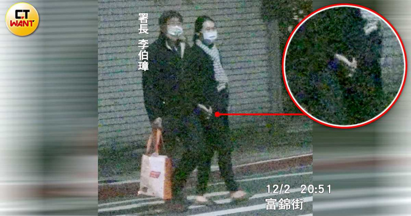 看看左右沒人,氣質妹和署長十指交扣甜蜜牽手過馬路,就像熱戀中的情侶。(圖/攝影組)。