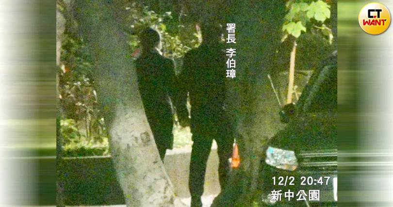 一走進暗處,年近七旬的署長馬上情不自禁牽起氣質妹的小手,遇到有路人行經才鬆開。(圖/攝影組)。