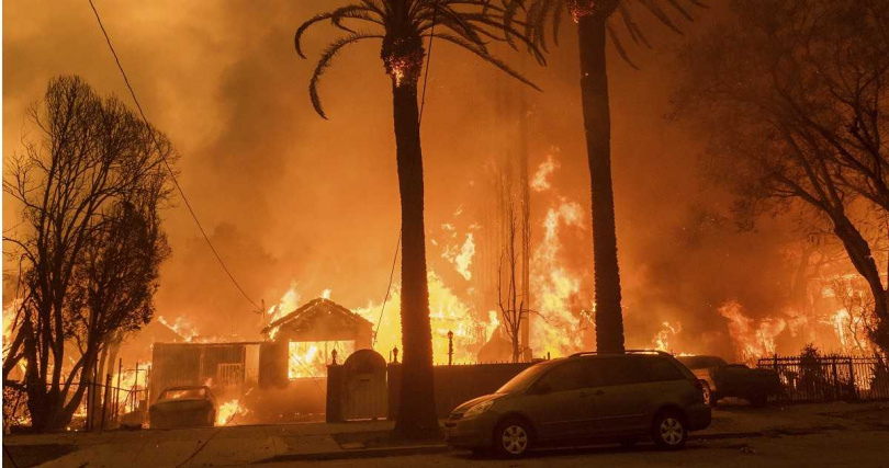 洛杉磯逾1.2萬棟建築物被燒毀，如今竟有房東大發災難財。（圖／達志／美聯社）  