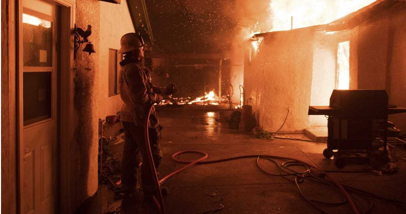 洛杉磯逾1.2萬棟建築物被燒毀，如今竟有房東大發災難財。（圖／達志／美聯社）  