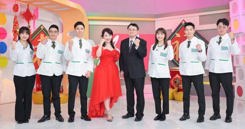 左起：林佑凌藥師、魏子庭藥師、顏佐安藥師、陳力瑜主持人、沈明志藥師、李佳諳藥師、李冠廷藥師、黃柏諺藥師（圖／健康最前線提供：湯敬全攝）。