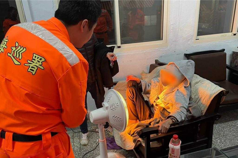 2025年3月22日苗栗縣／苗栗縣通霄精鹽廠北面岸際21日傍晚18時，發生一起民眾倒臥沙灘事件。海巡署中部分署白沙屯安檢所接獲報案後，立即派員前往救援，並同步通報苗栗縣消防局第四大隊西湖消防分隊及苗栗縣警察局通霄分局白沙派出所前來協助。（圖／呂麗甄苗栗傳真）