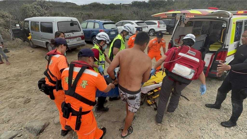 恆春核三廠出水口附近，今天下午發生溺水案，一名54歲女子被救上岸時，一度無生命徵象，經送醫搶救，恢復呼吸心跳，但仍在急救室持續急救中。（圖／讀者提供）