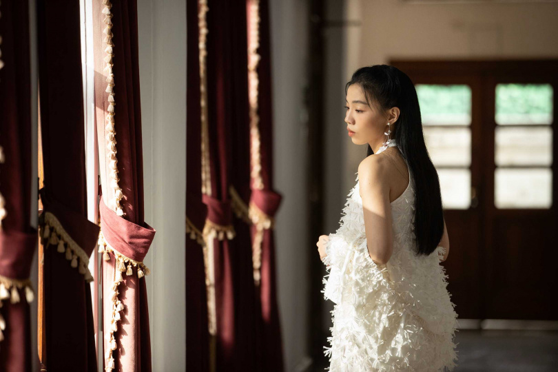 洪佩瑜首次挑戰唱客語歌。（圖／何樂音樂提供）