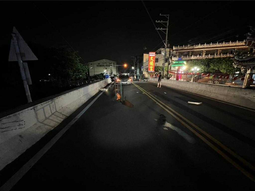 彰化60歲施姓女子26日凌晨4時左右開車行經花壇鄉文德宮土地公廟前，撞上穿越馬路的75歲李姓婦人，李婦送醫後傷重不治。（圖／民眾提供）