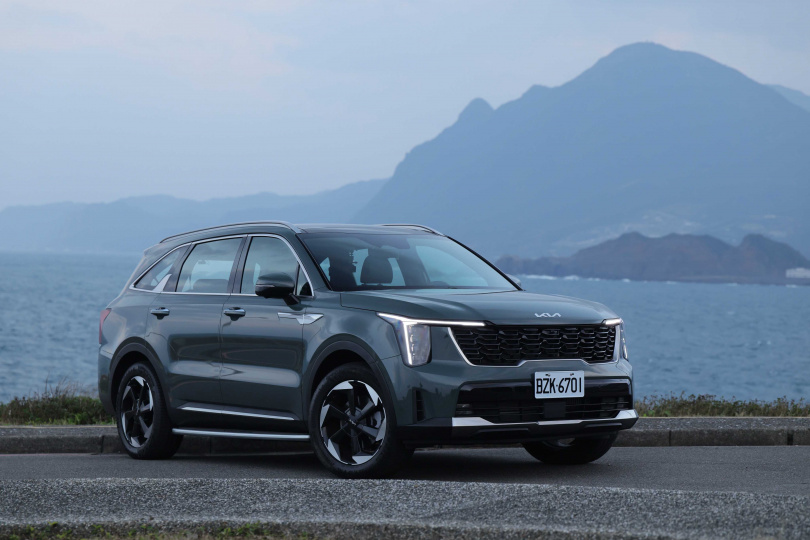 The new Sorento 新能源旗艦LSUV，在導入全新車型與油電動力和供應回穩後，銷售年成長率高達941%。（圖／台灣森那美起亞提供）。