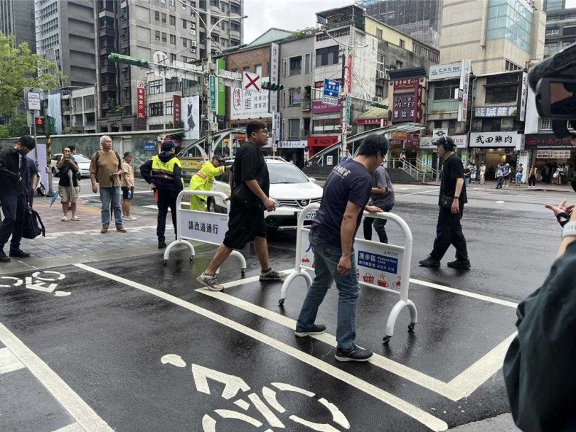 台北永康商圈10日首度試辦封街「漫步區」，下午2時一到，讓原先在永康商圈的車輛開出後，工作人員便在入口擺放拒馬。（圖／中國時報張珈瑄攝）