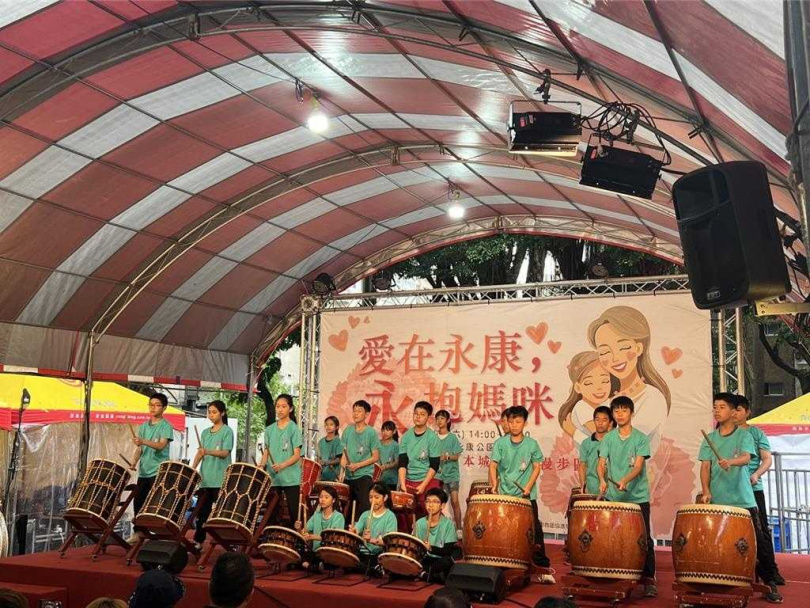 永康街「假日漫步區」10日試辦，同時結合母親節舉辦「愛在永康『永』抱媽咪」活動，現場集結金華國小太鼓隊、康橋熱舞團等在地藝文演出。（圖／中國時報張珈瑄攝）