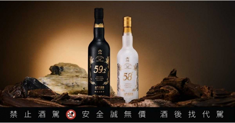 「首席黑鑽源酒」(左)甫推出即廣受好評，以海島型海鹽鹹香風味驚豔市場的「海洋源酒」(右)，其極佳的瓶中熟成效果，至今仍是許多酒迷愛不釋手的酒款（圖／黑松提供）。