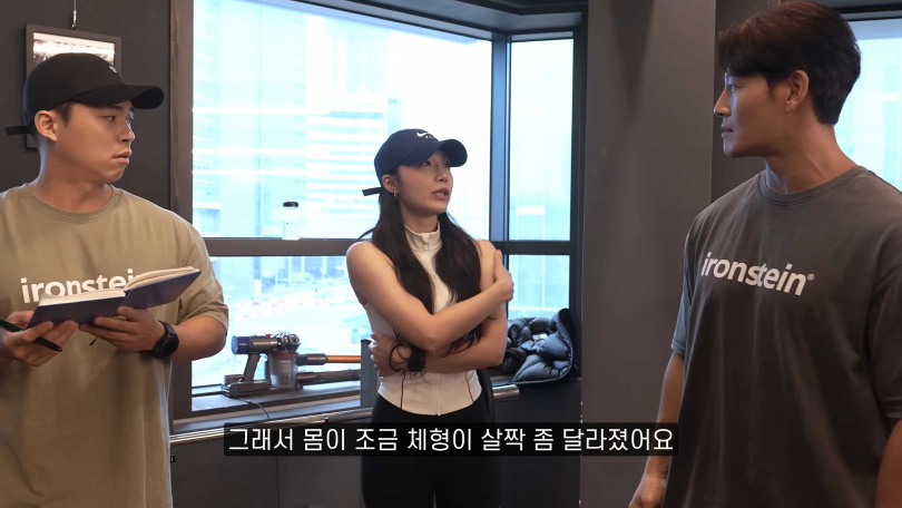 急速增減體重後,鄭恩地認為自己的肩膀變得更寬,贅肉也變多。(圖/取自GYM鍾國YouTube)