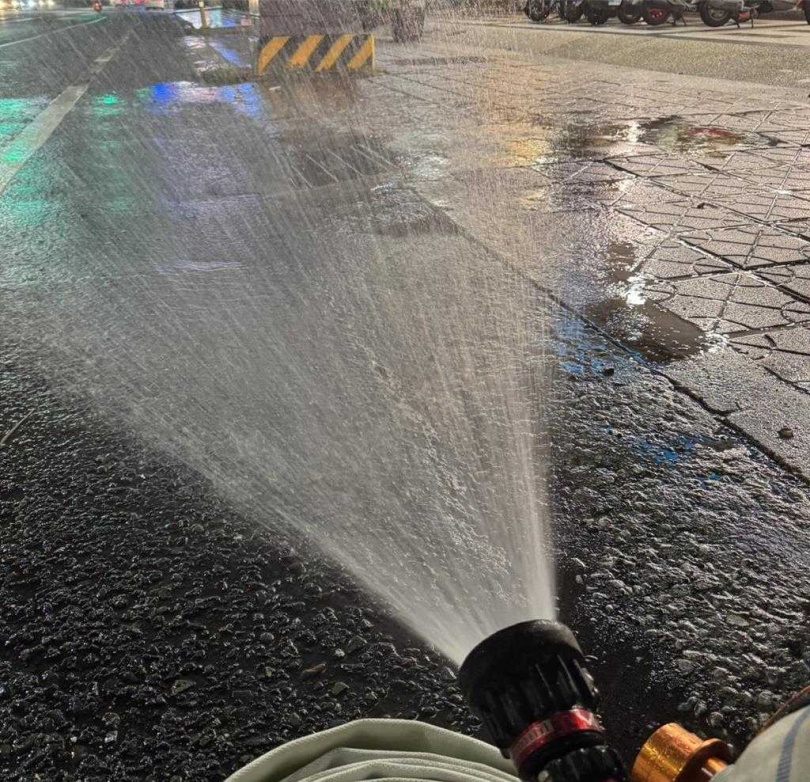 永康區中正北路5日晚間7時傳出瓦斯外洩,警消封鎖現場,並找瓦斯技師檢漏,現場加強撒水降低瓦斯濃度。(圖/報系資料照)