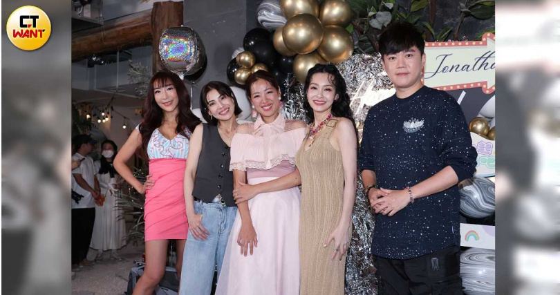 徐小可、劉伊心、王思佳主持節目，李宓（左）、李岳（右）現身站台。（圖／楊澍攝）