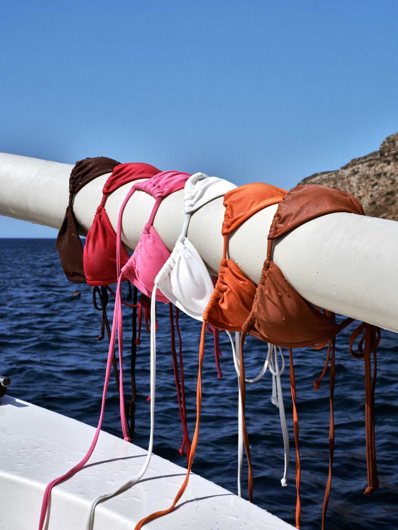 Doe：Molly 雙色比基尼套組（咖&白、粉&棕、紅&橘）／1,980元（圖／品牌提供）