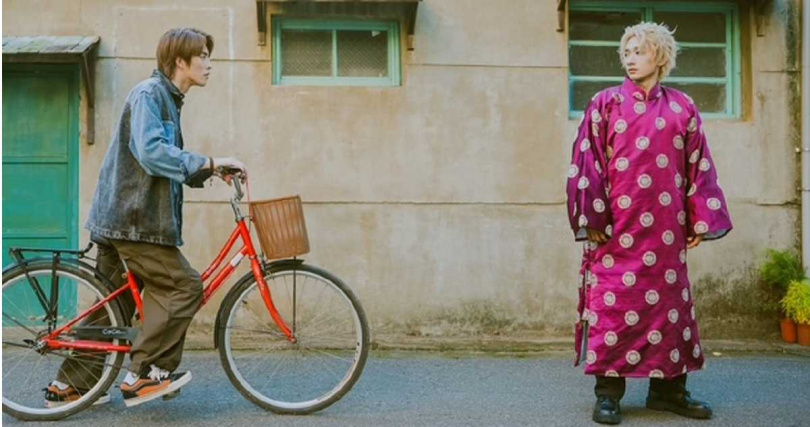 王智騫身穿壽衣收了超過6個紅包。（圖／三立提供）