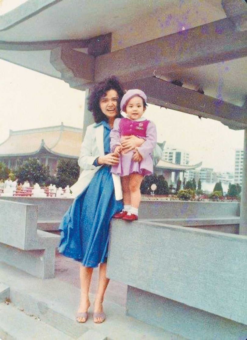 年幼的哈遠儀(右)開心窩在媽媽身上,從小打扮可愛,是媽媽的小公主。(圖/哈遠儀提供)