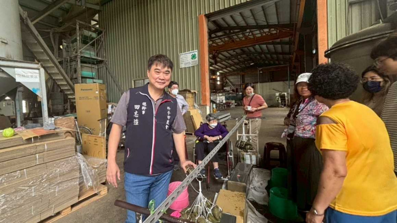 嘉義縣朴子市農會總幹事田志強說，農會提供農務外展服務幫助農民，但勞動部將這些移工合併計算成員工，讓農會成為百人以上的大企業。（圖／翻攝自朴子市農會臉書）