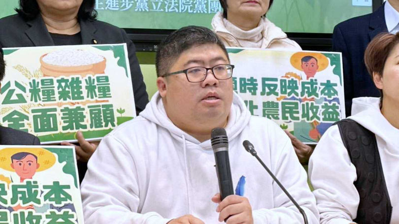 立委蔡易餘認為，農會是為了提供外展服務才申請移工，他們並非直接替農會工作，不應計入農會的員工人數。（圖／翻攝自蔡易餘臉書）