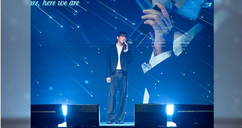 李濬榮深情演唱〈Under Sunset〉。（圖／SHOWOFFICE提供）