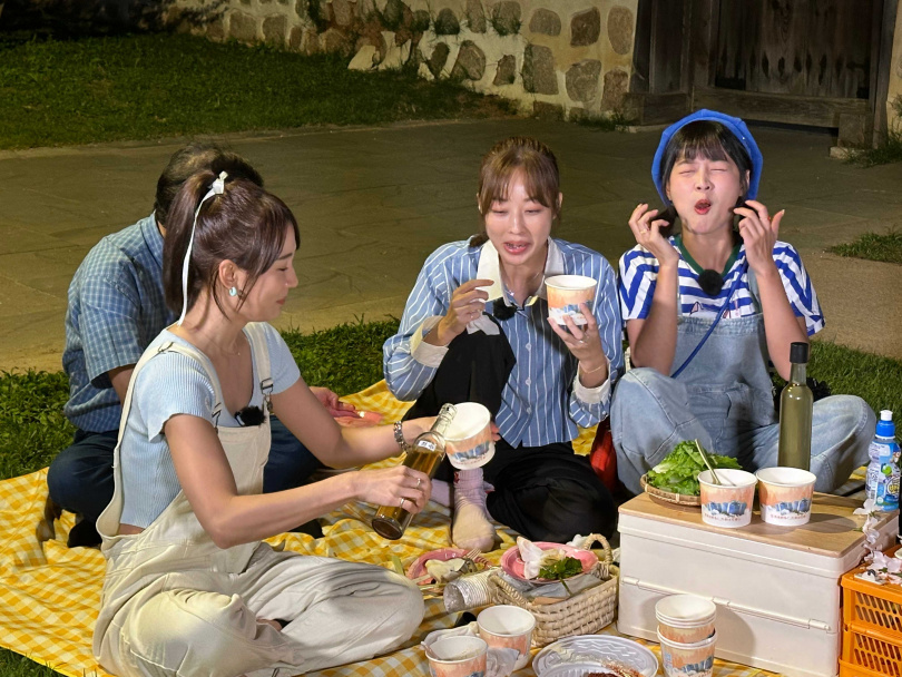 林莎（左起）、夏語心、籃籃挑戰吃魟魚。（圖／公視台語台提供）